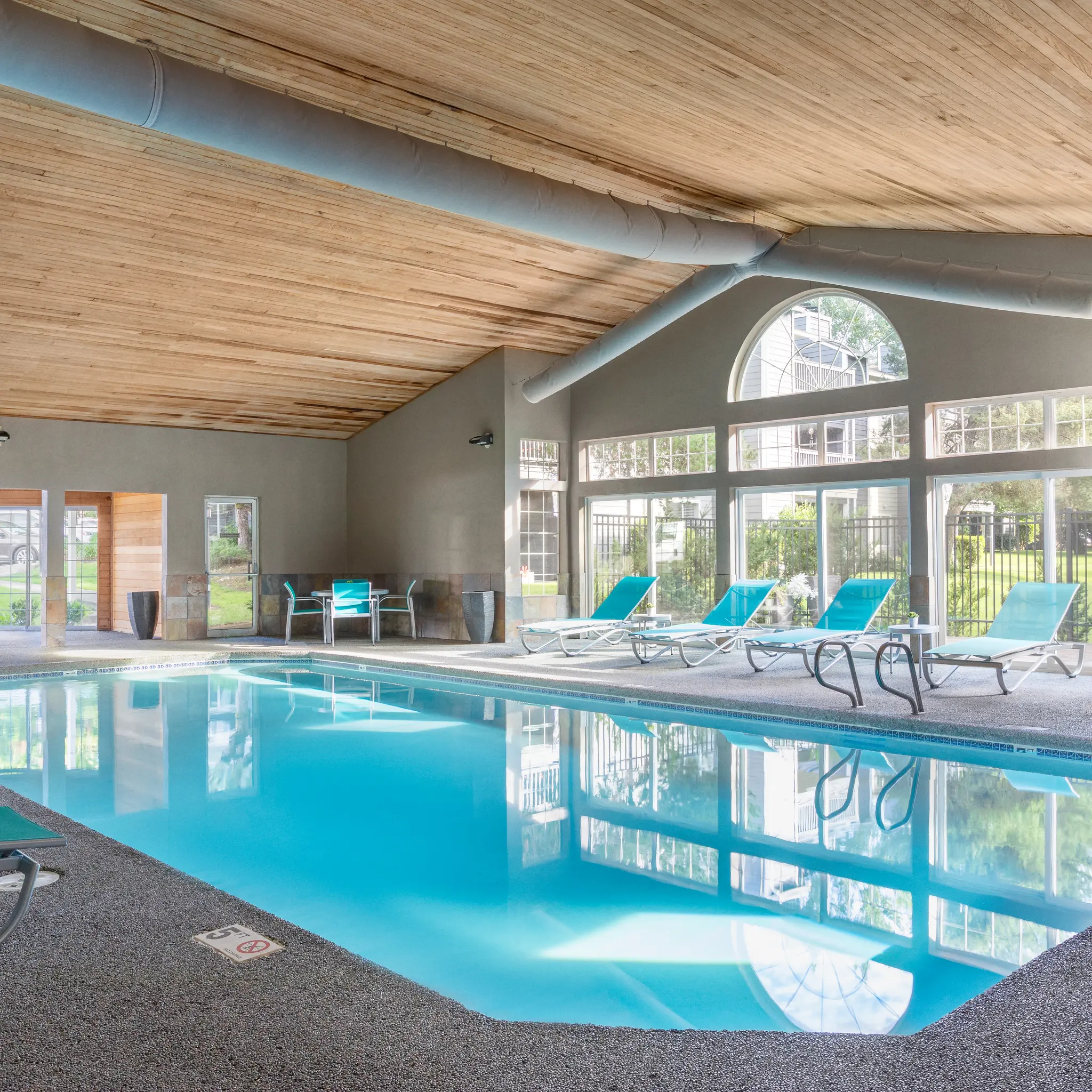 Relaxed University Place Apartments StonePointe University